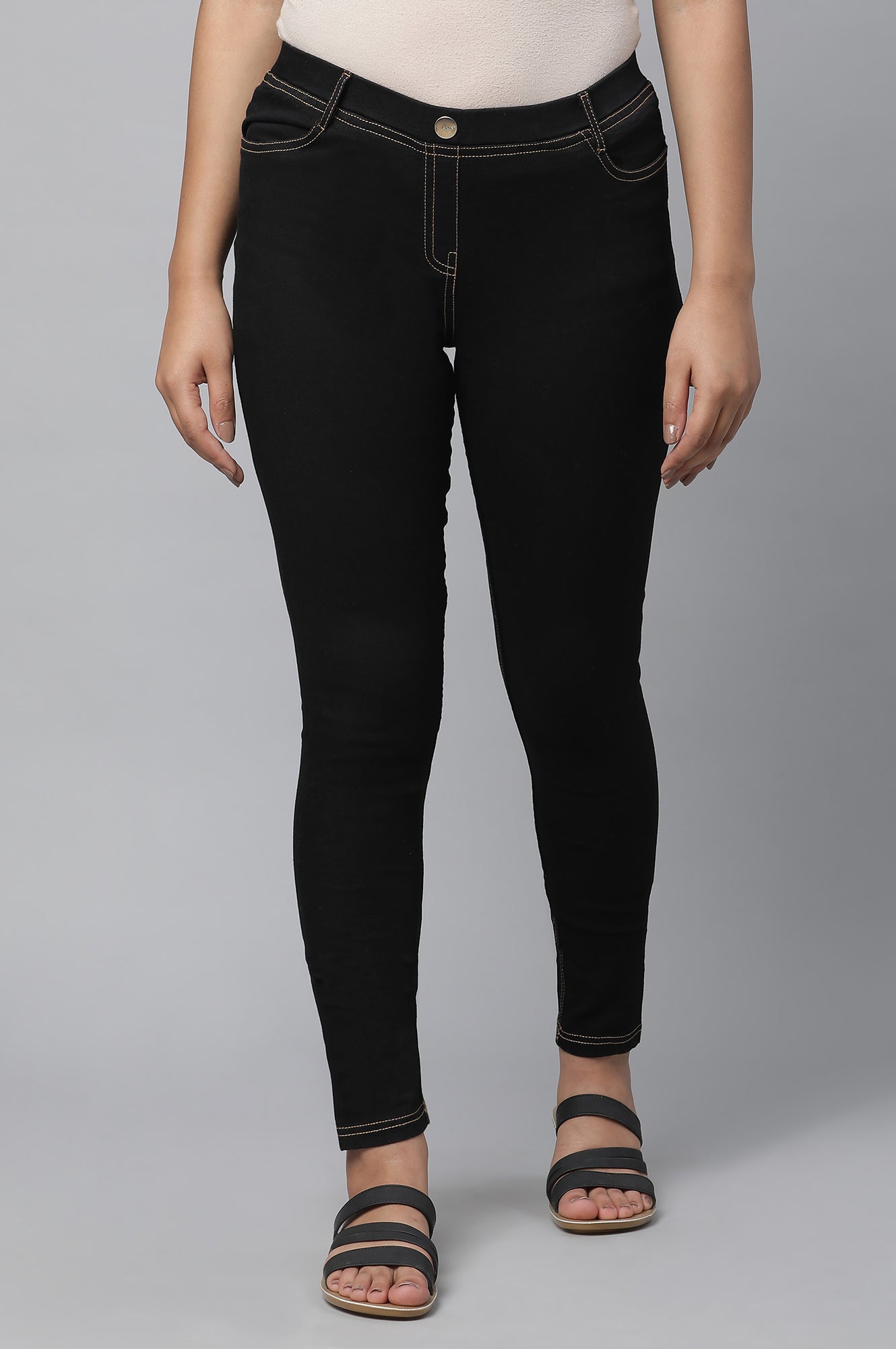 Black Solid Skinny Fit Denim Jeggings With Elasticated Waist