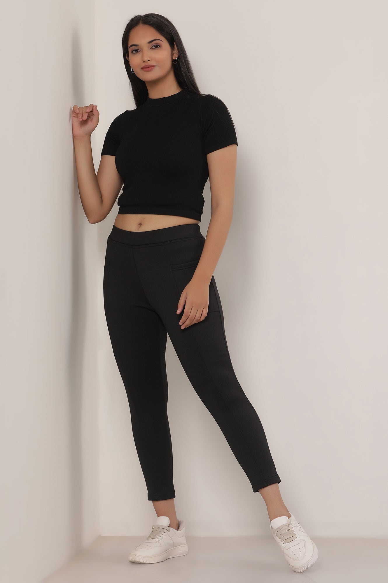 Black Solid Skinny Fit Calf Length Mid Rise Tights