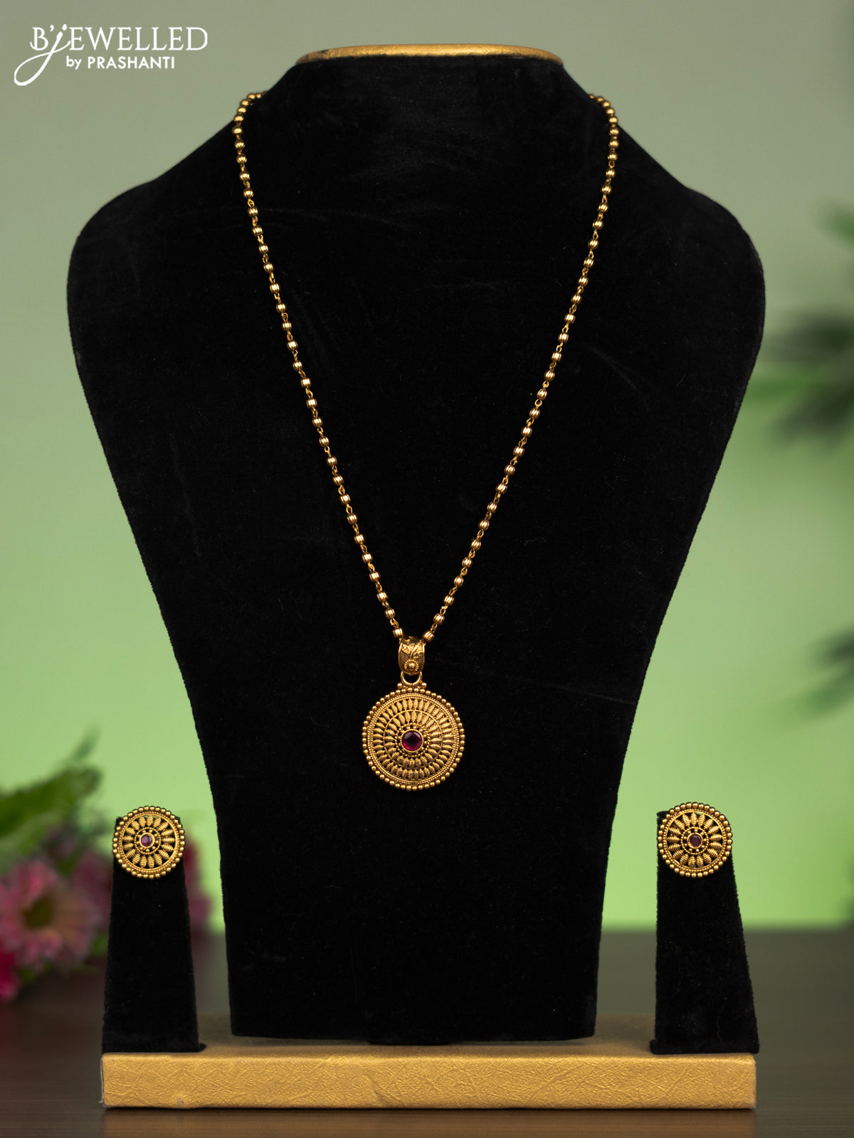 Antique chain with simple design and pink kemp stone